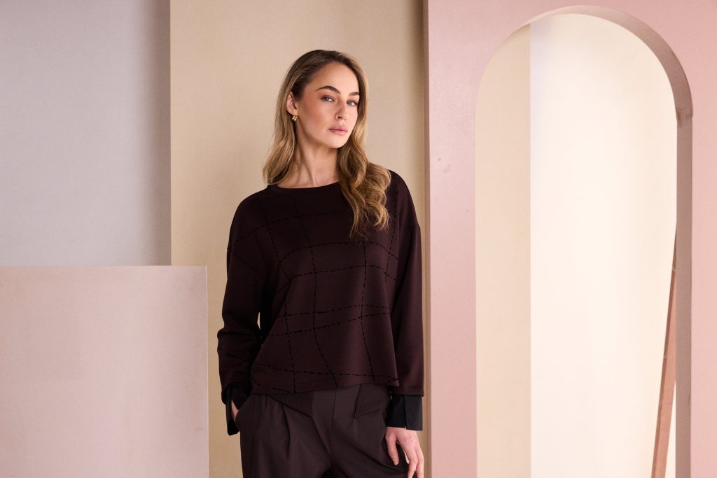 Naya Round Flocking Stitch Top Black/Choko