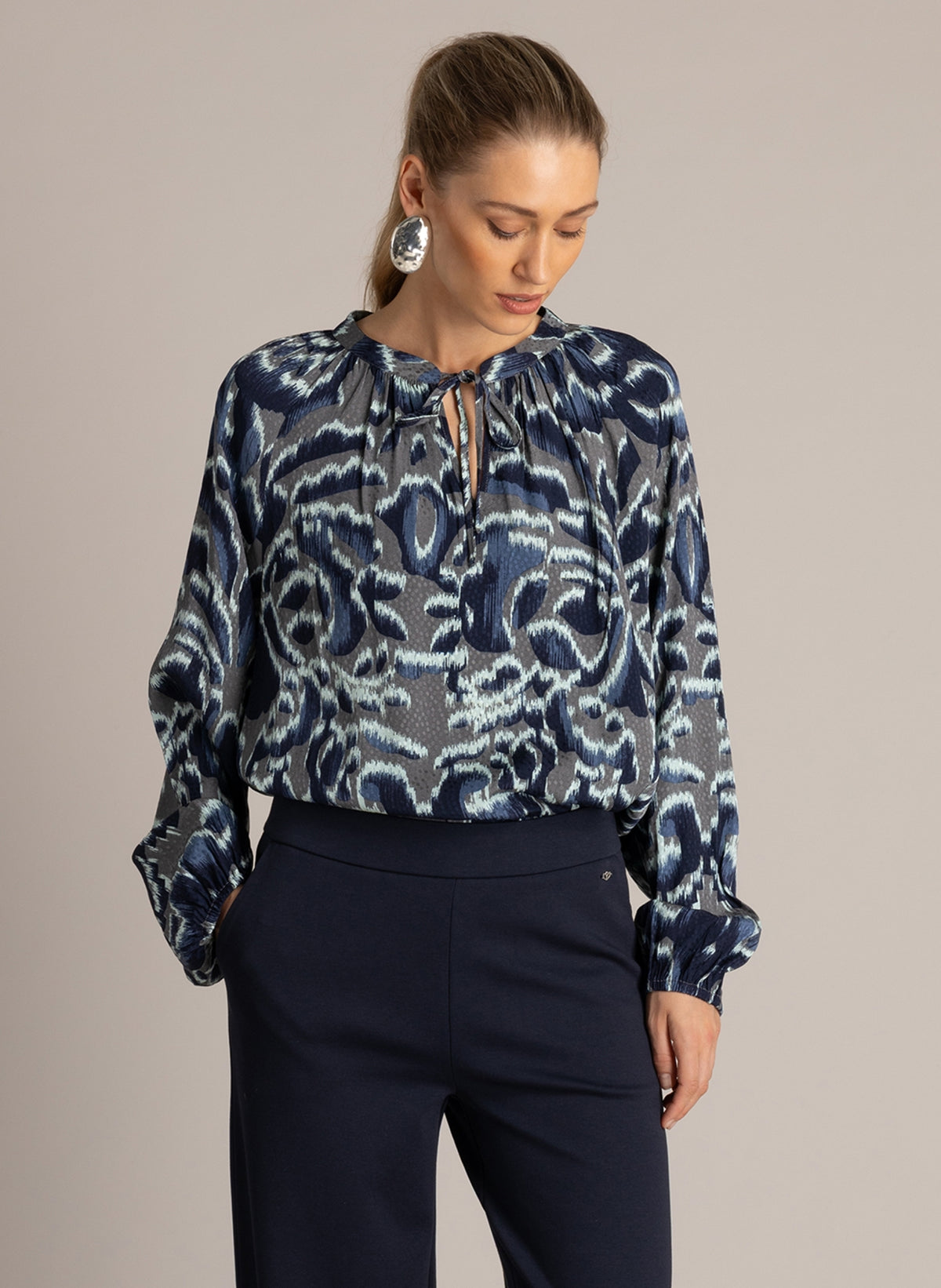 Yest Carmen Essential Top in Warm Grey Multi