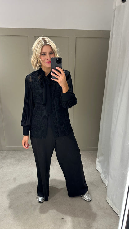 Elli White, Black Blouse