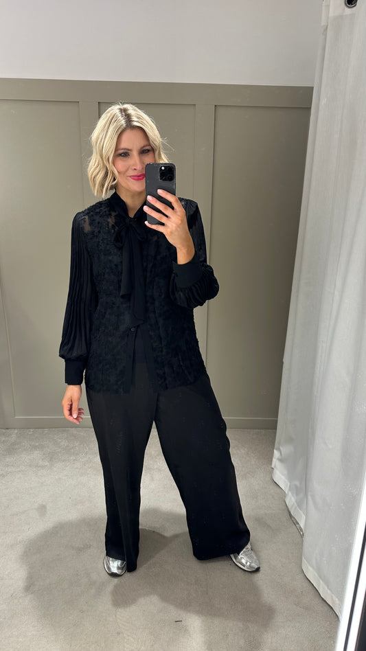 Elli White, Black Blouse