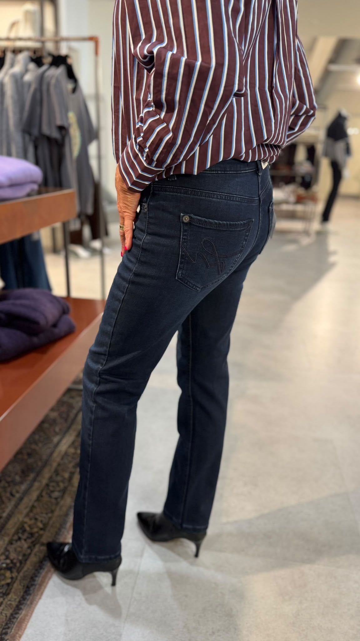 MAC Carrie Straight Leg Dark Wash